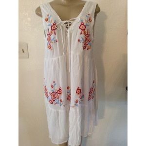 WHITE SLEEVELESS DRESS WITH APPLIQUÉ